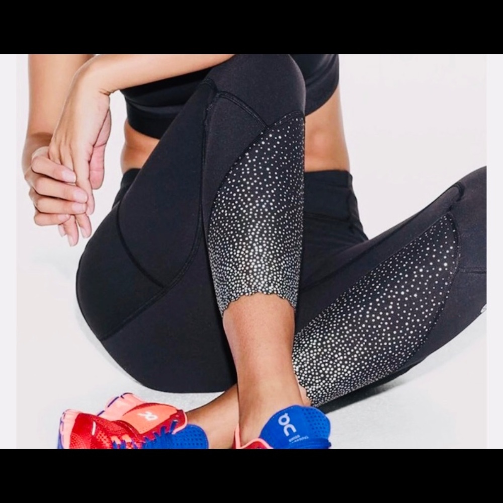 Lululemon Athletica Pant. Size 6. Scalloped bottom